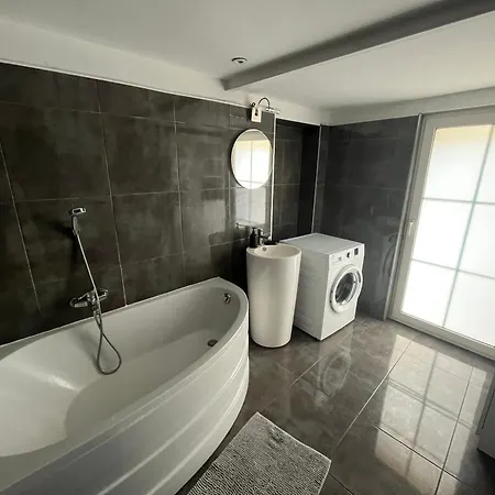 La Pitot - 50m De Arc De Triomphe